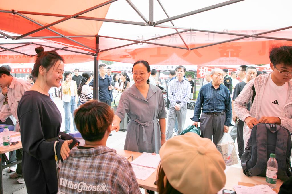 热情迎新生 护航启新程——永利官网领导走访迎新现场