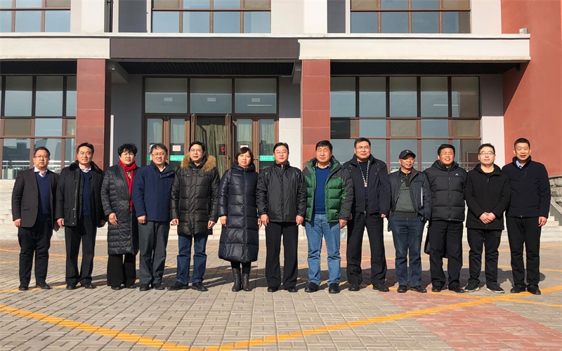 食堂前合影.jpg 食堂前合影.jpg