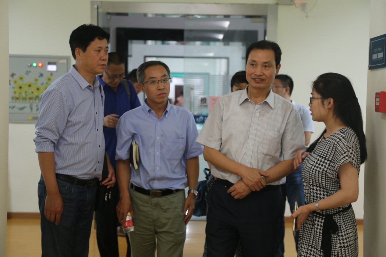 参观.jpg 参观.jpg
