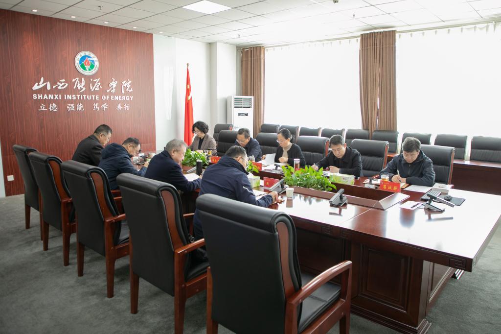 校党委理论学习中心组召开2025年第十次学习会议